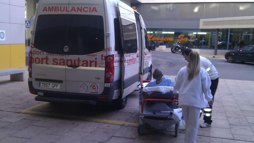 Traslado de un enfermo en el hospital de Son Espases, en Palma.