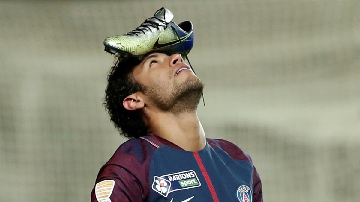 Neymar celebra un gol al Amiens colocándose la bota sobre su cabeza.