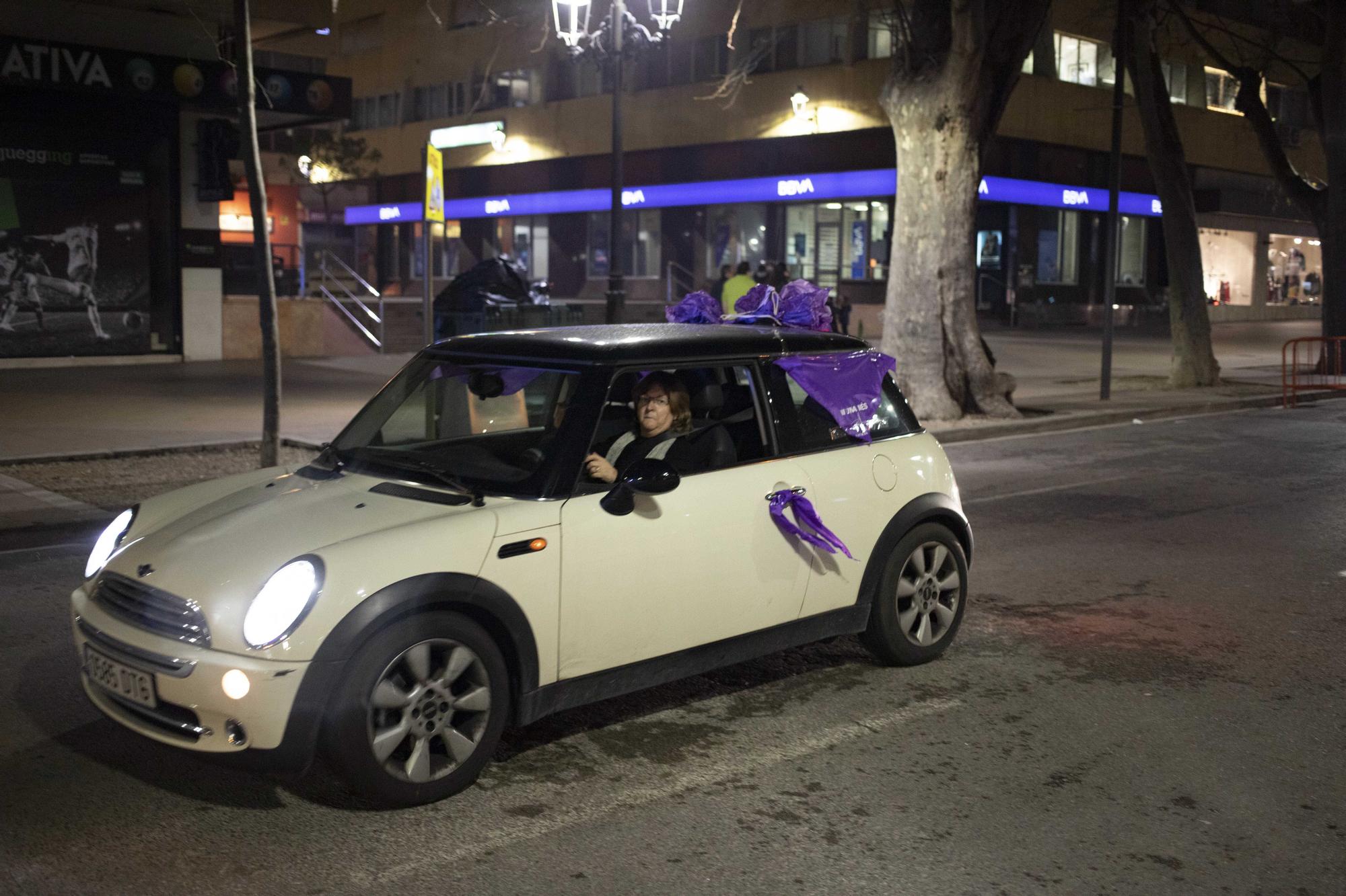 Decenas de mujeres se concentran por el Dia de la Dona en Xàtiva