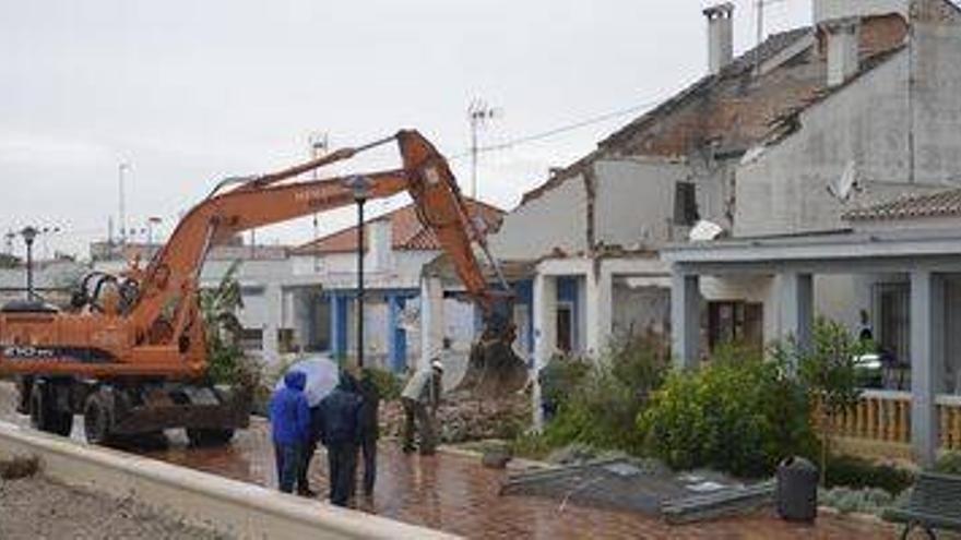 Costas derriba por sorpresa una vivienda en el litoral de Almenara