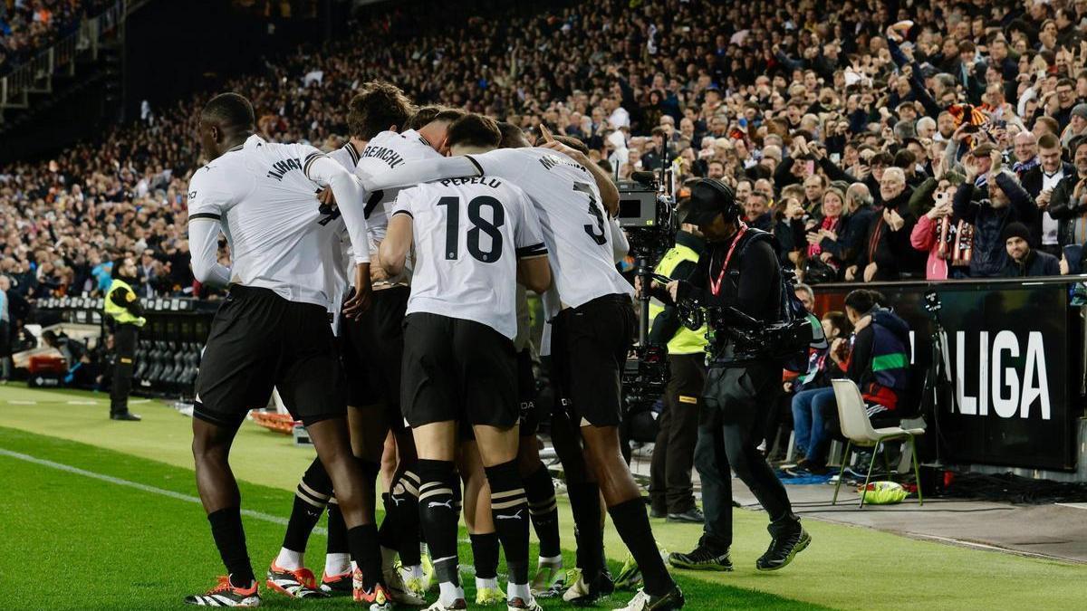 Los jugadores del Valencia CF celebran un gol contra el Madrid en Mestalla