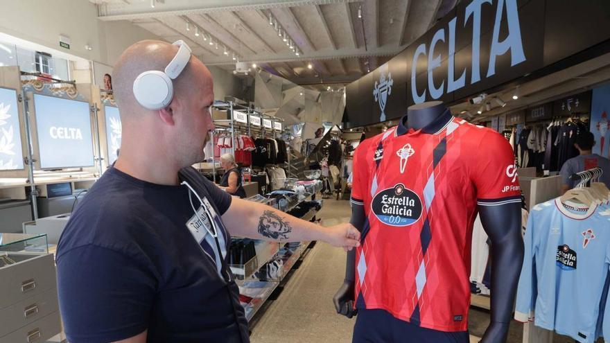 Primer día con las equipaciones rojas del Celta en las tiendas físicas