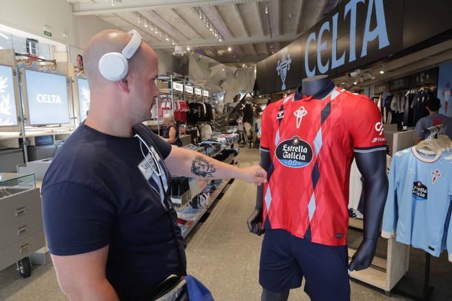 Primer día con las equipaciones rojas del Celta en las tiendas físicas
