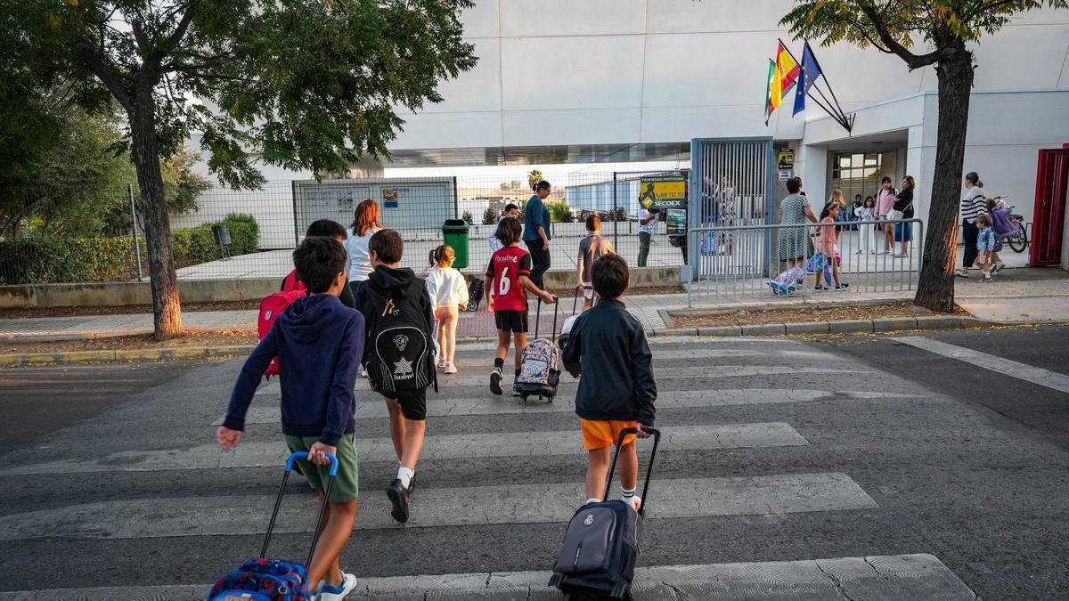 Alumnos de primaria a la entrada del colegio de Las Vaguadas en Badajoz.