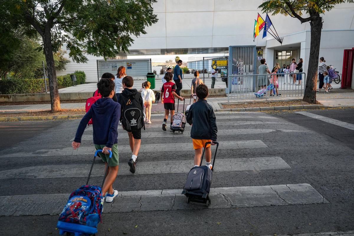 Alumnos de primaria a la entrada del colegio de Las Vaguadas en Badajoz.
