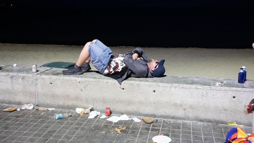VÍDEO | El Govern fija multas de 500 a 1.500 euros para los turistas que beban alcohol en la calle