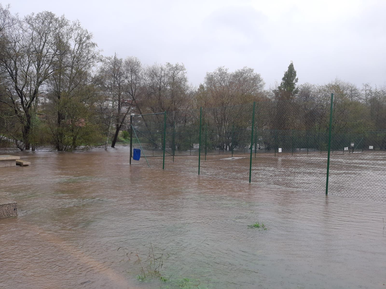 Así estrena el año Gondomar: inundaciones, caída de muros y calles cortadas