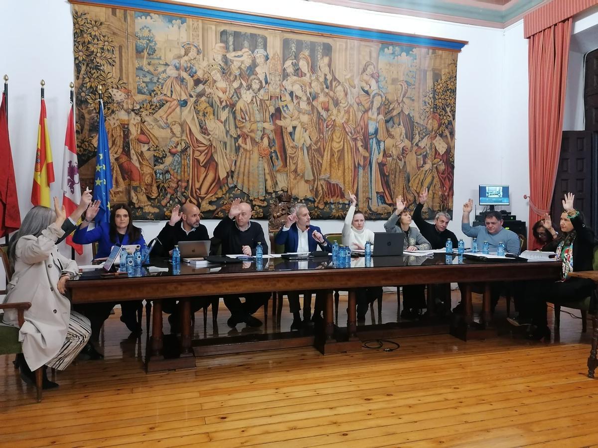 La Corporación vota uno de los puntos del orden del día del Pleno