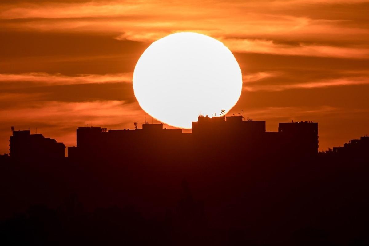 EPA3040  PRAGA  REPUBLICA CHECA   25 06 2019 - El sol sale este martes sobre Praga  Republica Checa   Meteorologos predicen clima calido con temperaturas alrededor de los 33 grados celcius en los proximos dias en el pais  EFE  Martin Divisek