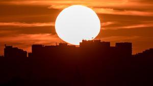 EPA3040  PRAGA  REPUBLICA CHECA   25 06 2019 - El sol sale este martes sobre Praga  Republica Checa   Meteorologos predicen clima calido con temperaturas alrededor de los 33 grados celcius en los proximos dias en el pais  EFE  Martin Divisek
