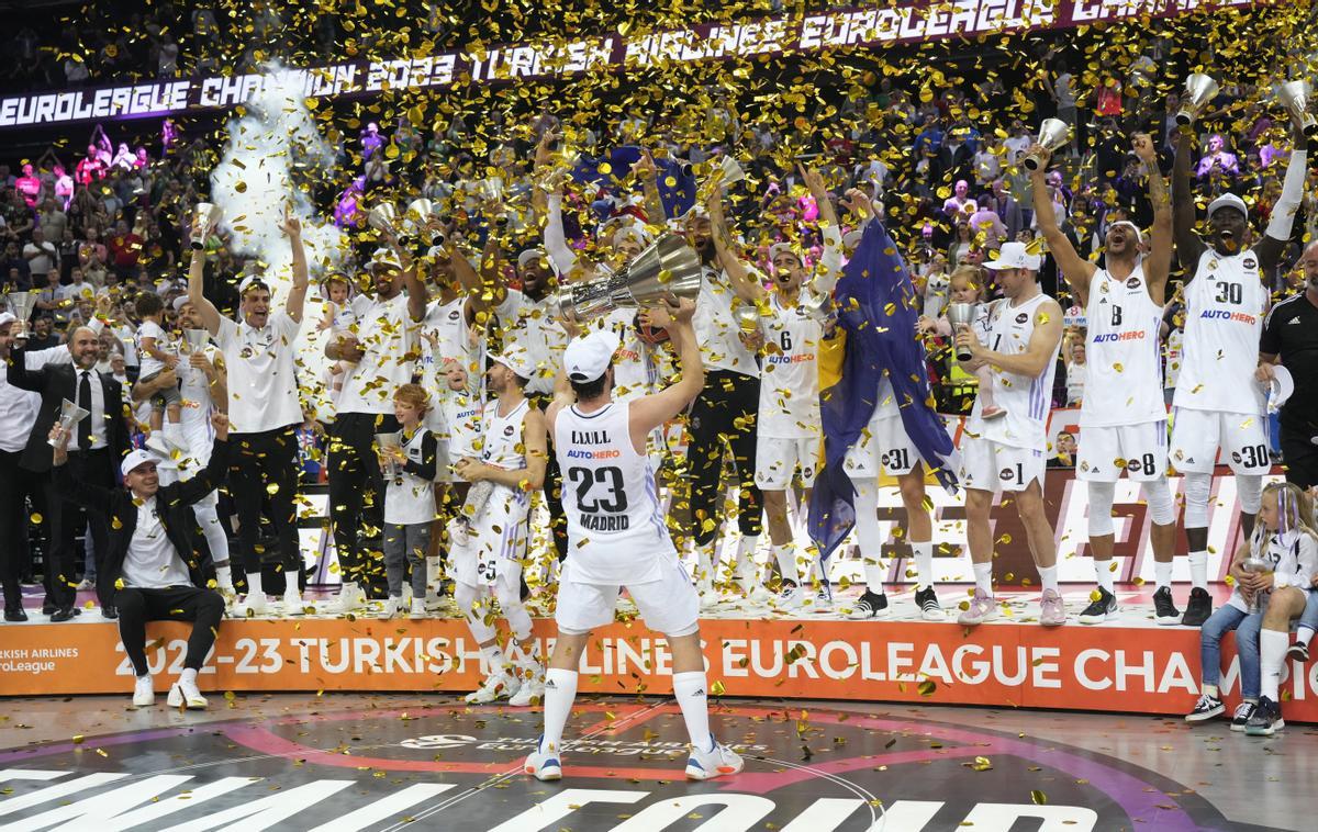 Sergi Llull levanta el trofeo de la Euroliga frente a sus compañeros del Real Madrid.