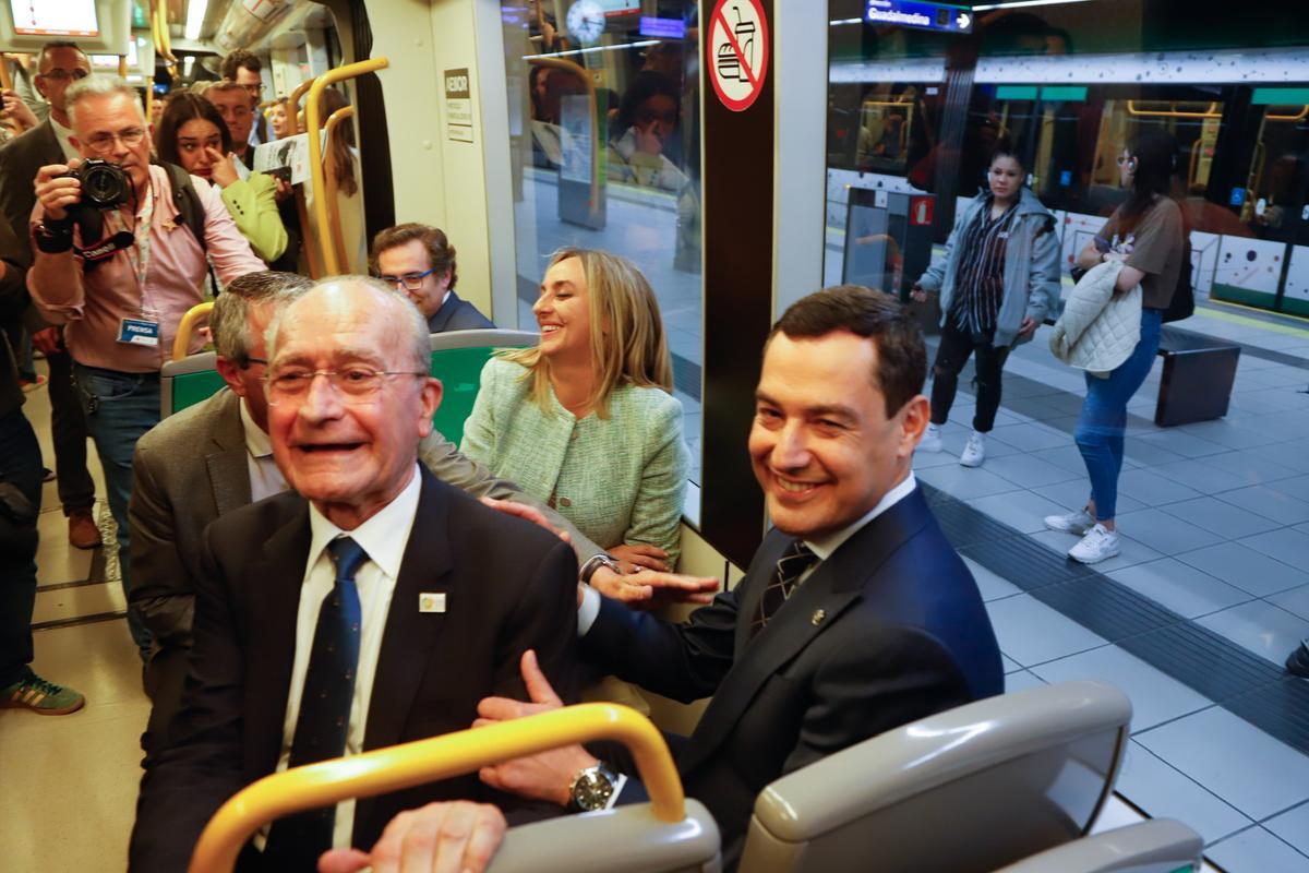 El presidente de la Junta, Juanma Moreno (i), junto al alcalde de Málaga, Francisco de la Torre (d)  en la inauguración de la ampliación del metro hasta el centro histórico con un recorrido entre las estaciones de Atarazanas y Guadalmedina a 27 de marzo del 2023 en Málaga (Andalucía.). El metro de Málaga llega al centro de la ciudad este lunes, 27 de marzo. En concreto, a las 21.00 horas es la puesta en servicio del surburbano hasta corazón de la capital malagueña, que cuenta con dos estaciones: Guadalmedina -