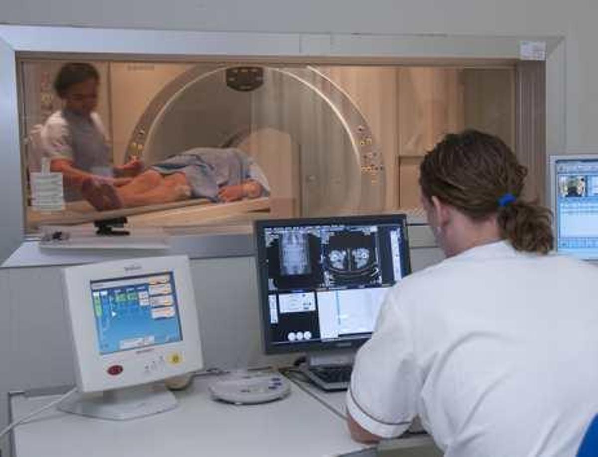 Arriba, prueba diagnóstica. Debajo, reunión de Llombart con los médicos.