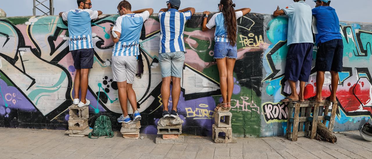 Seguidores del Málaga se las ingeniaron para ver el partido desde fuera del estadio.