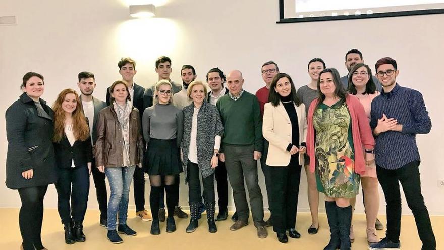 La consejera Adela Martínez-Cachá, junto a un grupo de alumnos de Bachillerato de Investigacións.