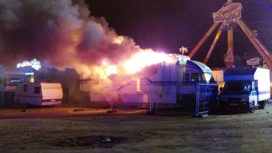 Un incendio en una caravana de la Feria de Navidad de Alicante deja un herido