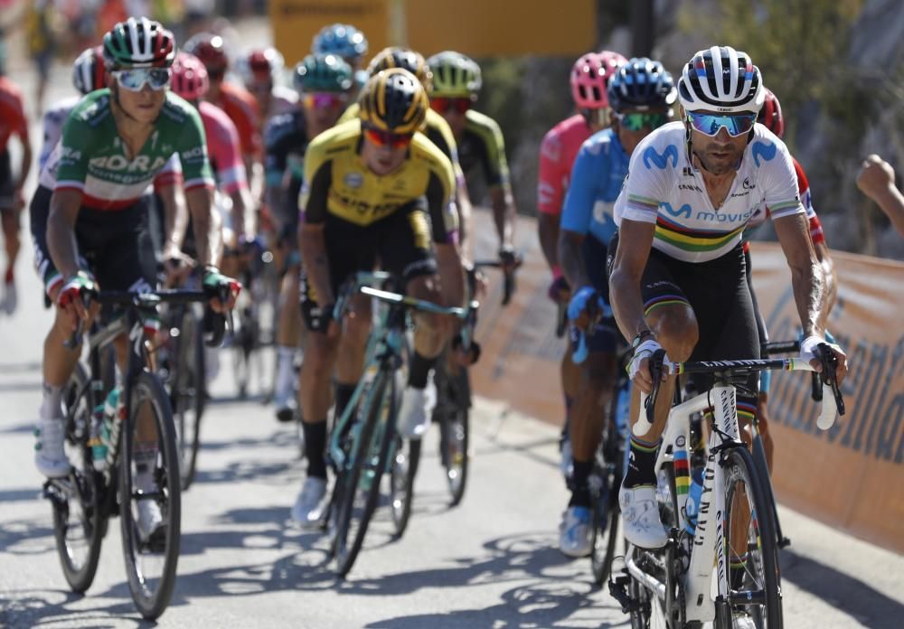 El ciclista colombiano del Movistar se adjudica en solitario la segunda etapa tras escaparse a tres kilómetros de la meta situada en la avenida de los Ejércitos