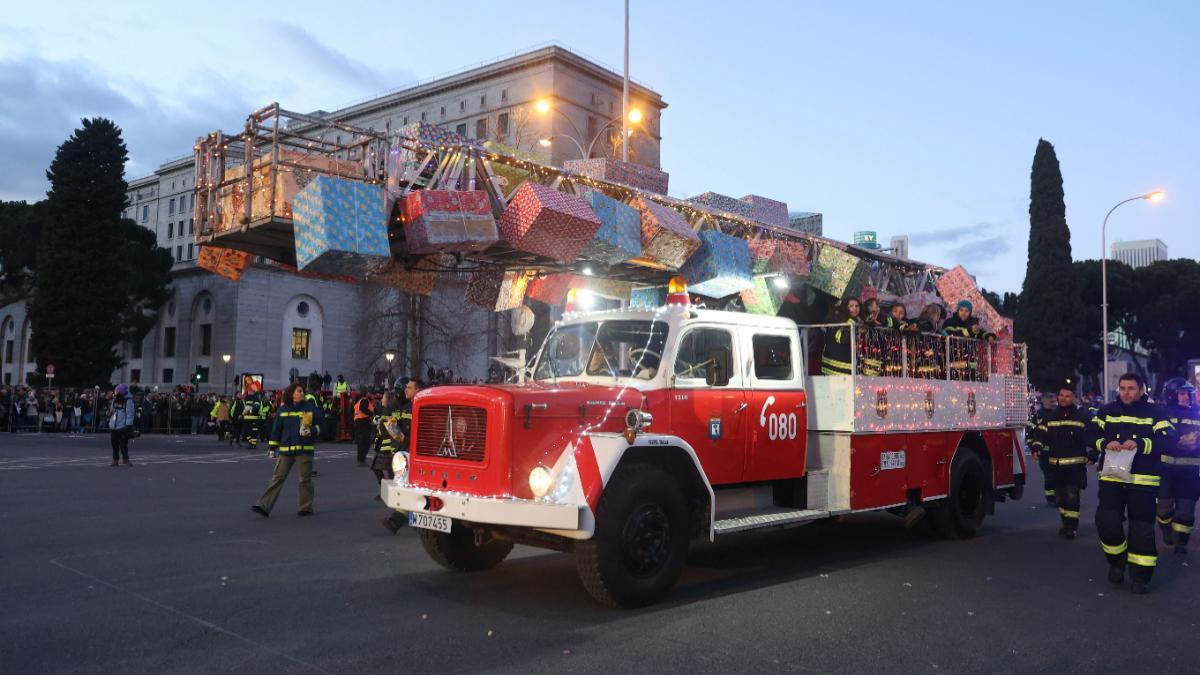 Un camión de Bomberos cargado de regalos durante la Cabalgata de Reyes de Madrid que bajo el lema El saber compartido discurre este lunes entre la Plaza de San Juan de la Cruz y la Plaza de Cibeles.