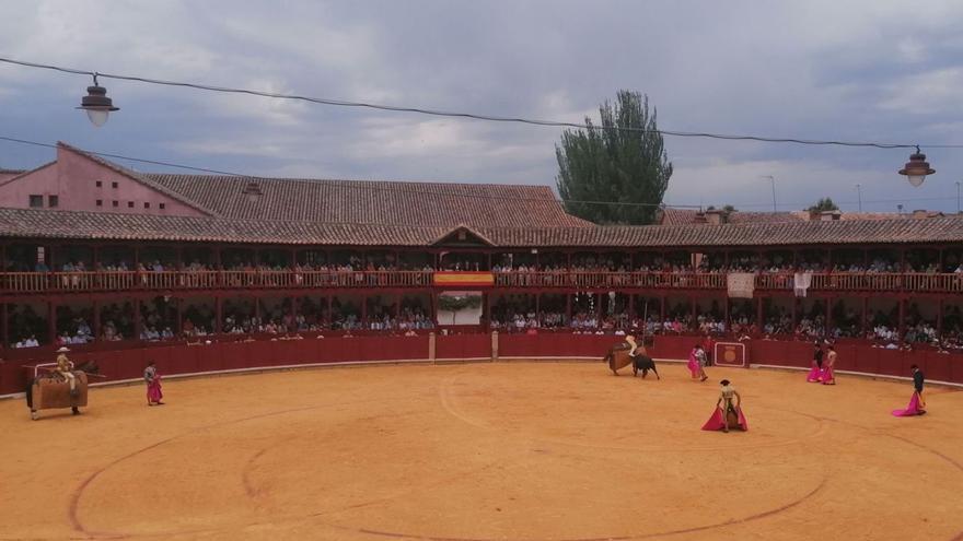 Corrida de toros celebrada en el coso toresano en una edición anterior de la feria taurina de San Agustín. | M. J. C.