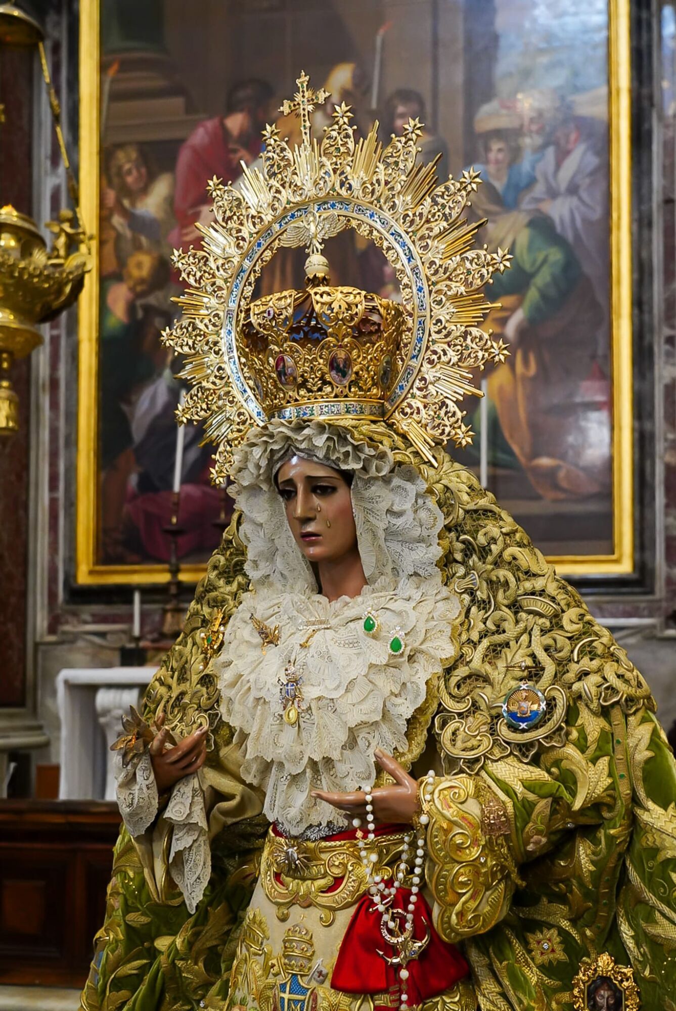 La Virgen de la Esperanza y el Cristo de la Expiración (El Cachorro), de Sevilla, están expuestos al culto en la Basílica de San Pedro