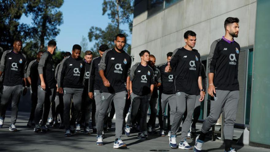 La plantilla del Oporto visita a Casillas en el hospital