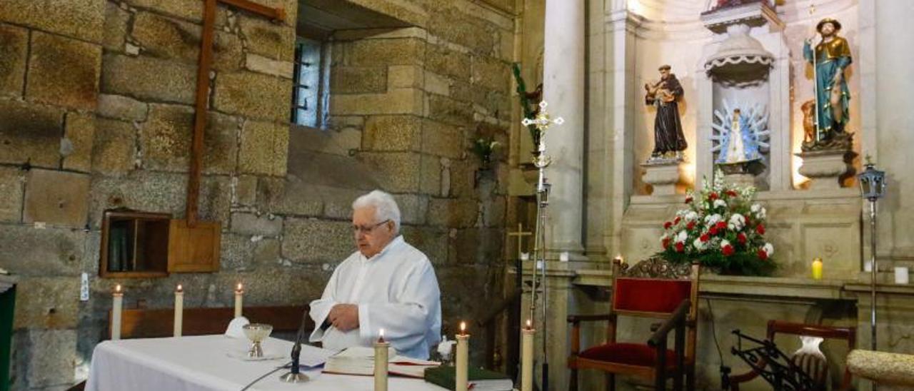 Gumersindo Camba González ofició ayer la liturgia de la palabra en Santa Baia de Ribadumia. |   // IÑAKI ABELLA