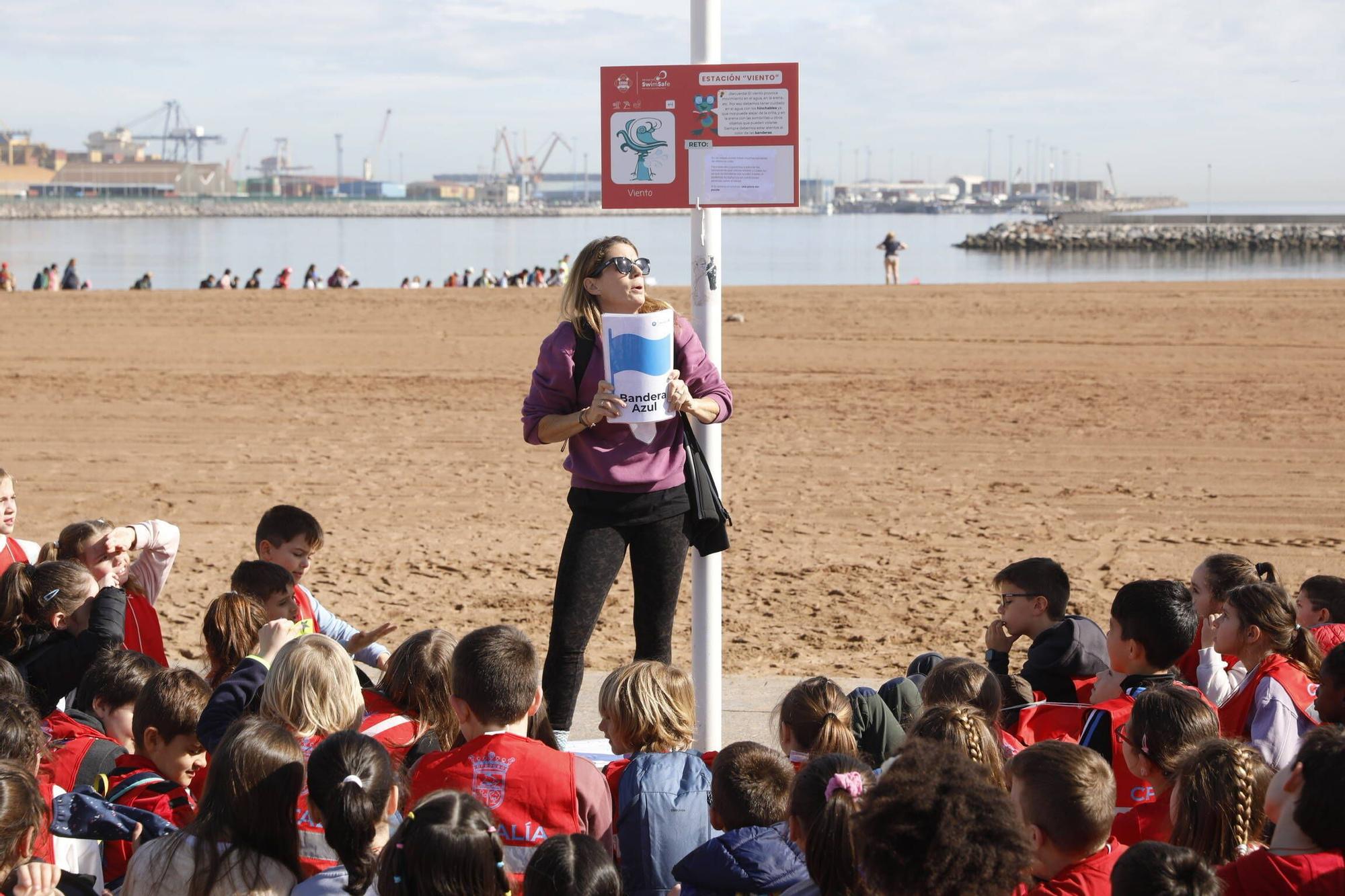 En imágenes: Así fue la actividad del proyecto "SwimSafe" en la playa del Arbeyal, en Gijón