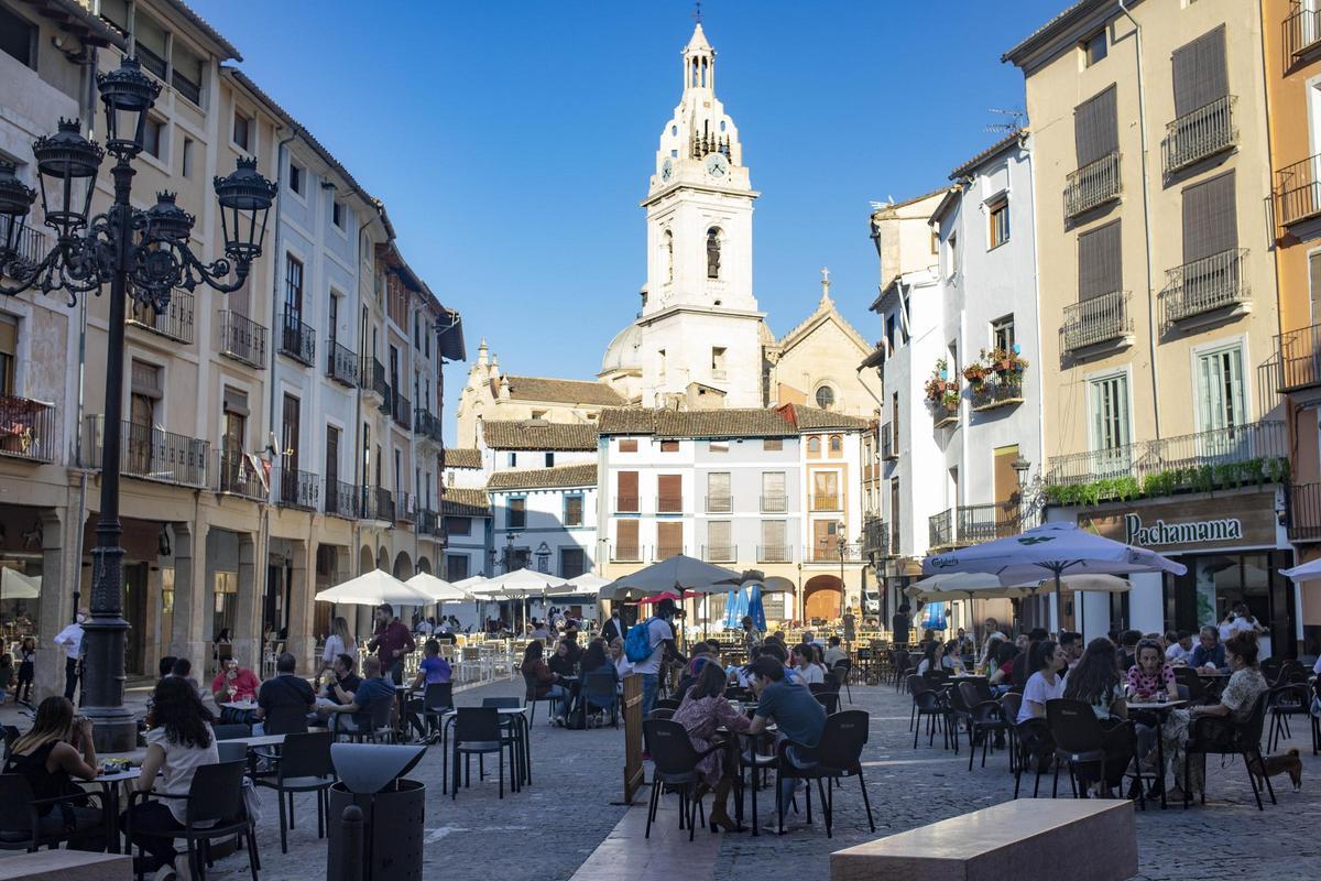 Una imagen veraniega de la Plaça del Mercat de Xàtiva, con gente en las terrazas.