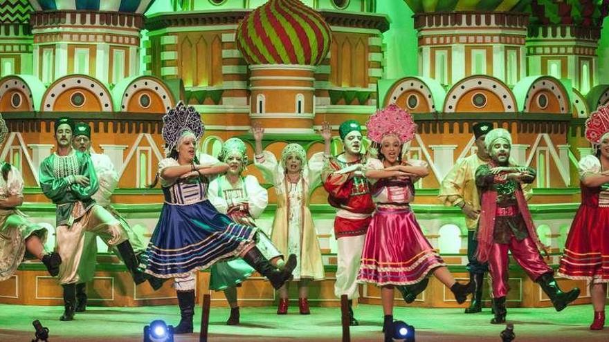 Una de las coreografías de la gala &quot;A ver este...&quot; del grupo Intercazia en la clausura del Certamen Nacional de Teatro para Aficionados.