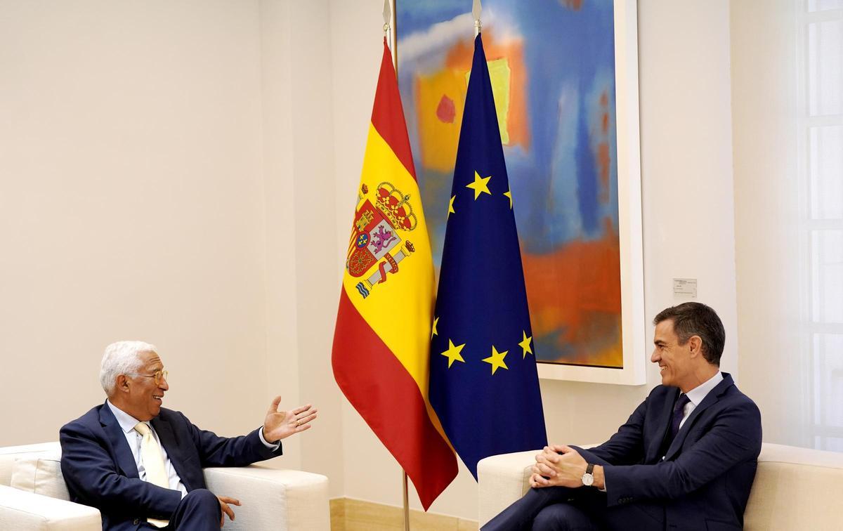 Pedro Sánchez, presidente del Gobierno, junto al ex primer ministro de la República Portuguesa, António Costa.