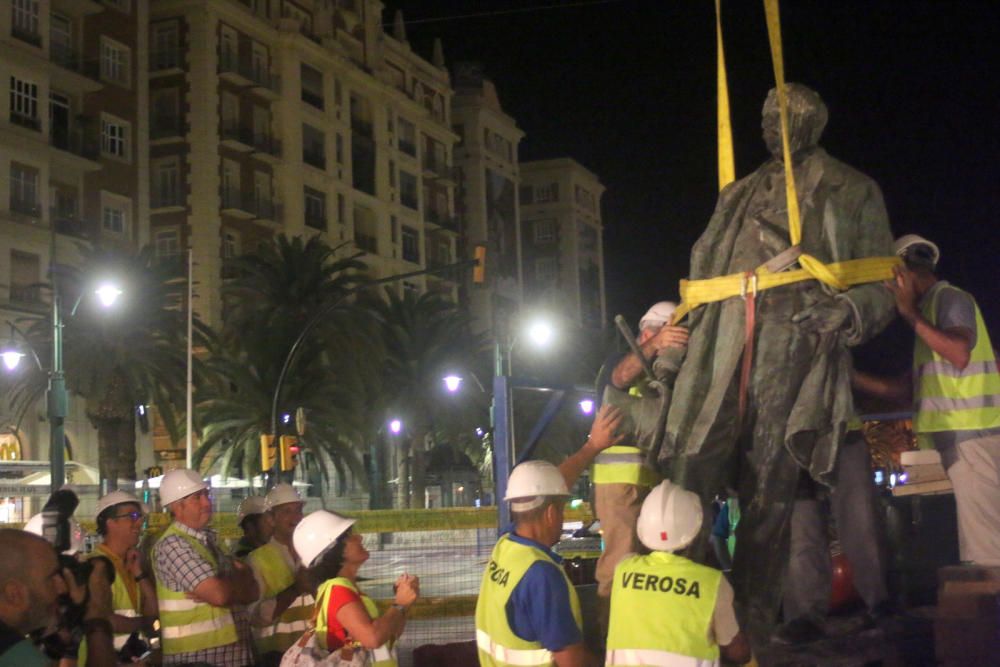 Traslado de la escultura del Marqués de Larios para su restauración.