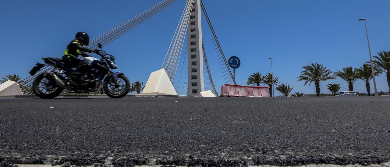 El mal estado del puente Bimil·lenari antes de la última reparación del asfalto