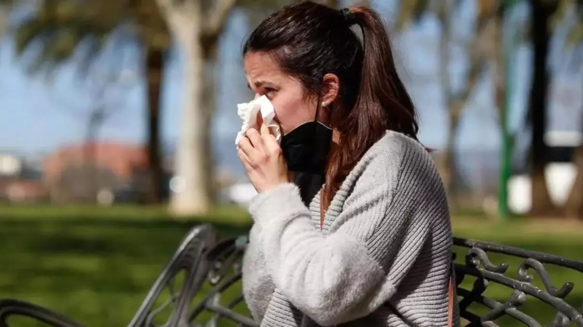 Una joven presenta síntomas de alergia
