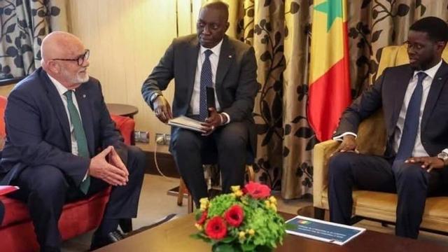 Juan J. Rodríguez (i), presidente de la Cámara  majorera, con  el presidente de Senegal, Bassirou Diomaye.