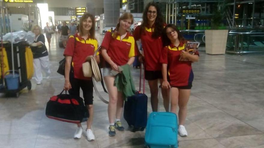 Sara Marín, acompañada de su madre, su entrenadora e intérprete, en el aeropuerto de Barajas