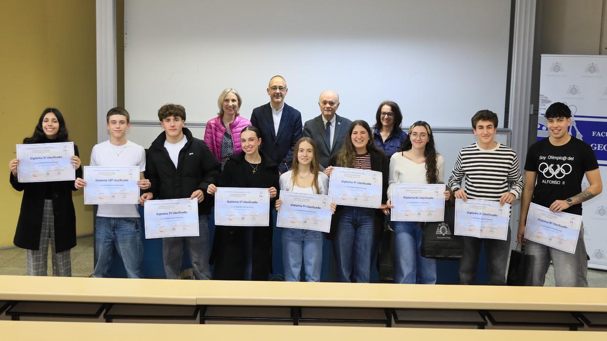 Delante, los estudiantes galardonados. Detrás, por la izquierda, Silvia Blanco, coordinadora del Máster Universitario en Recursos Geológicos e Ingeniería Geológica; Carlos López, decano de Geología; Alfonso López Muñiz, vicerrector de Estudiantes y Empleabilidad; y Gabriela Fernández Viejo, directora del Departamento de Geología.