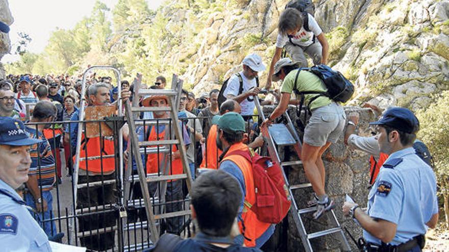 Imagen de una excursión reivindicativa realizada en el año 2009 el camino de Ternelles.