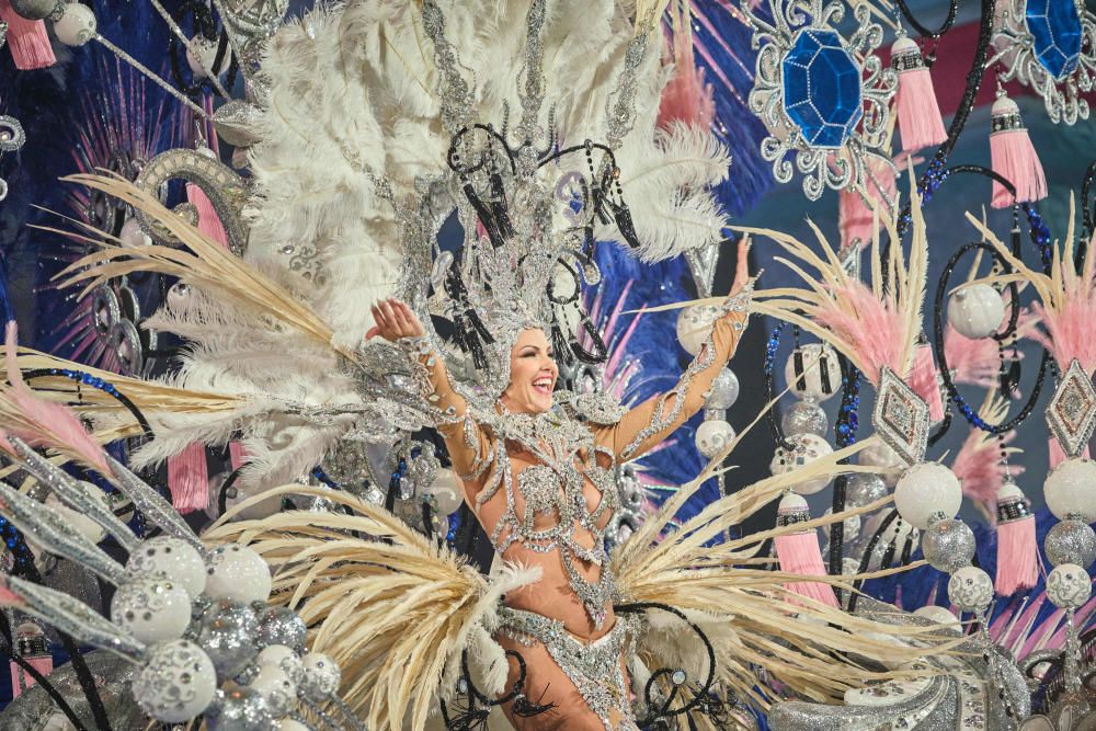 Candidatas durante la Gala de Elección a Reina del Carnaval de Santa Cruz