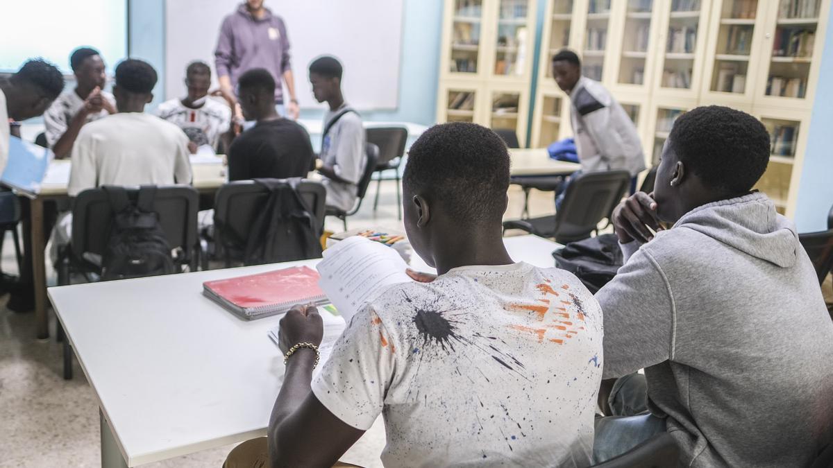 Un grupo de alumnos migrantes en clase de español en el IES La Isleta, en la capital grancanaria.