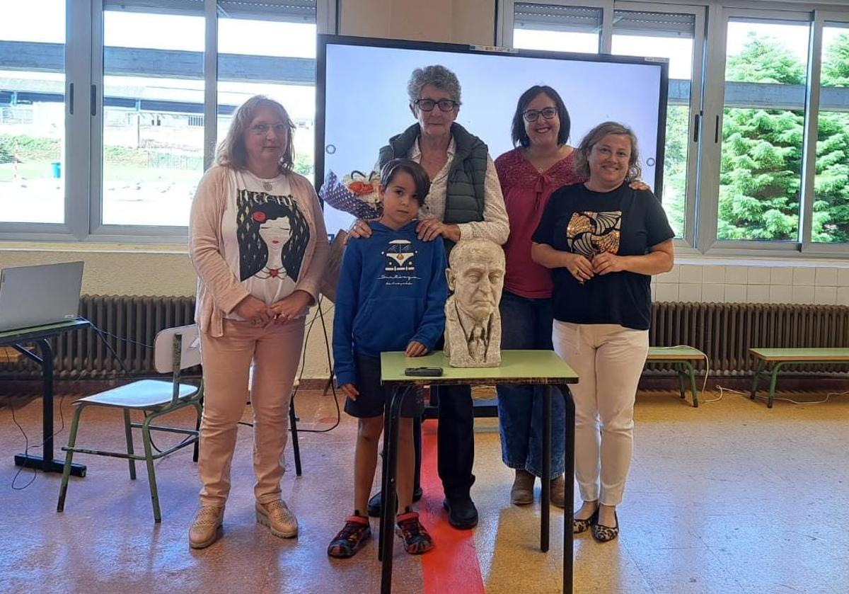 Por la izquierda la secretaria del centro, María Eugenia Pérez, María Isabel Penzol con su nieto Pelayo Morales, la directora del centro, Raquel Menes y la jefa de estudios, María Teresa García, posando con el busto el día de la donación.