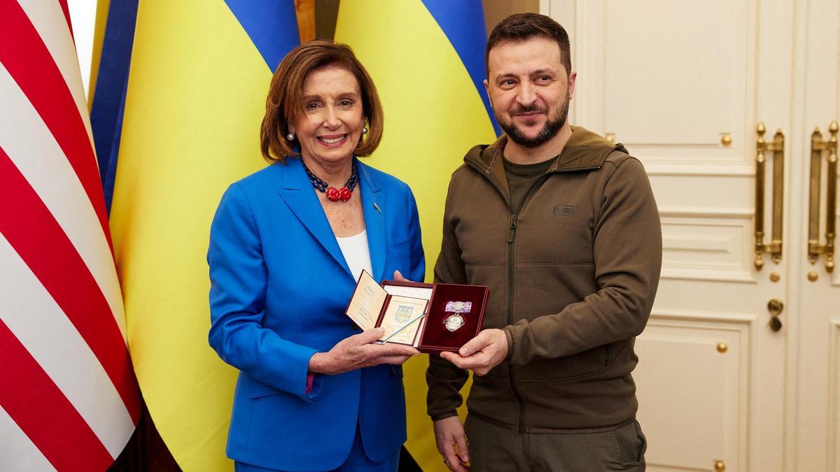 Nancy Pelosi visita por sorpresa al presidente Zelenski