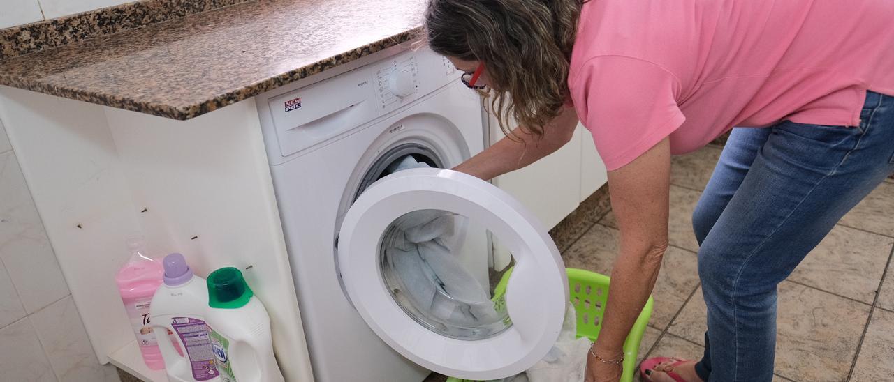 Acciones cotidianas como poner la lavadora se han encarecido de forma progresiva por la subida de la electricidad.