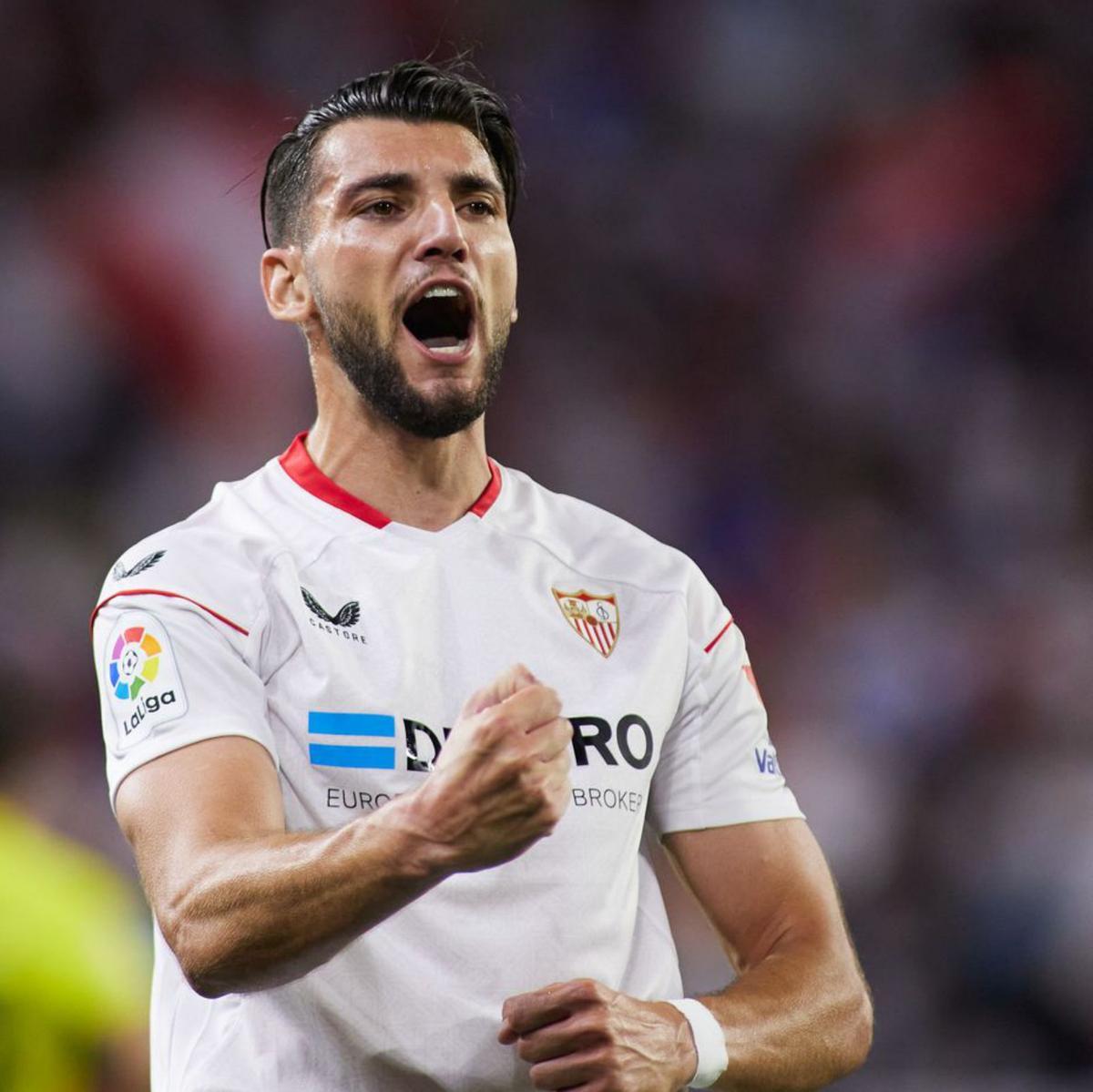 Rafa Mir celebra un gol con el Sevilla.