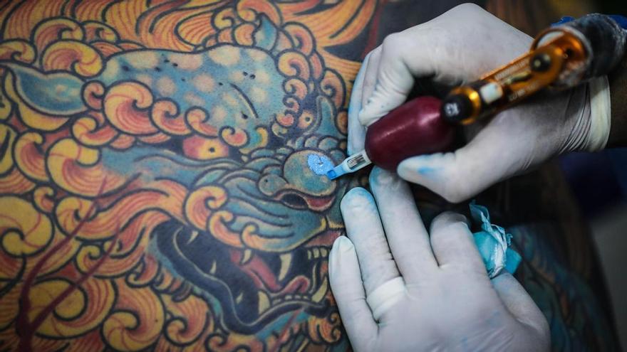 Sanidad ordena retirar una tinta para tatuajes y maquillaje permanente