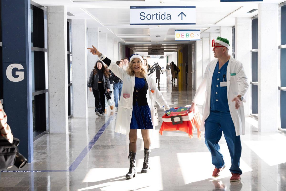 Imágenes de la entrega de felicitaciones navideñas a enfermos en el hospital Can Misses