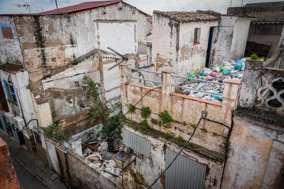 Estado del solar de la calle Amparo: residuos, bolsas y escombros acumulados.