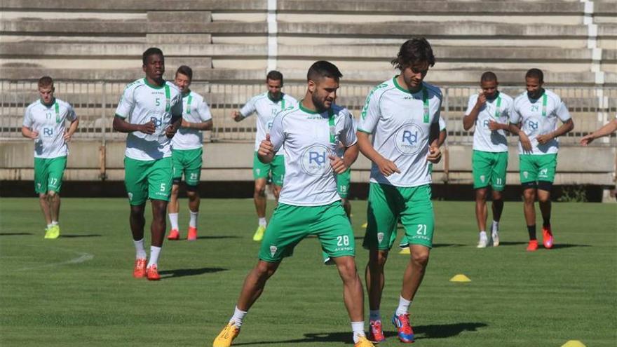 El Córdoba recula y da vacaciones a la plantilla tras el fin de temporada