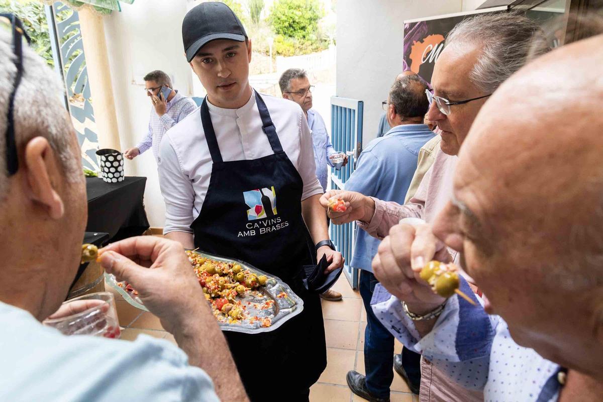 Ca’Vins amb Brases de la Nucía cierra la semana de Menjars de la Terra en las Marinas con un arroz meloso de pato, nísperos de Callosa y piñones como gran protagonista