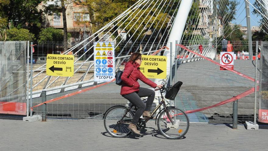 Ponen antideslizante en la pasarela del río que diseñó Calatrava