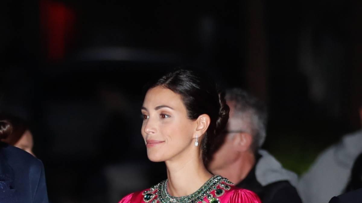 Alessandra de Osma con vestido fucsia y complementos en verde